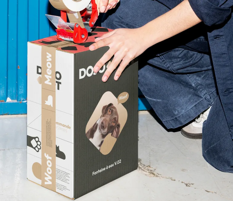 Le contenu du carton HydraFlow : la fontaine, son filtre, son adaptateur et la brosse