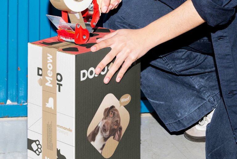 Un carton Dojopet mis sous adhésif avant l'expédition