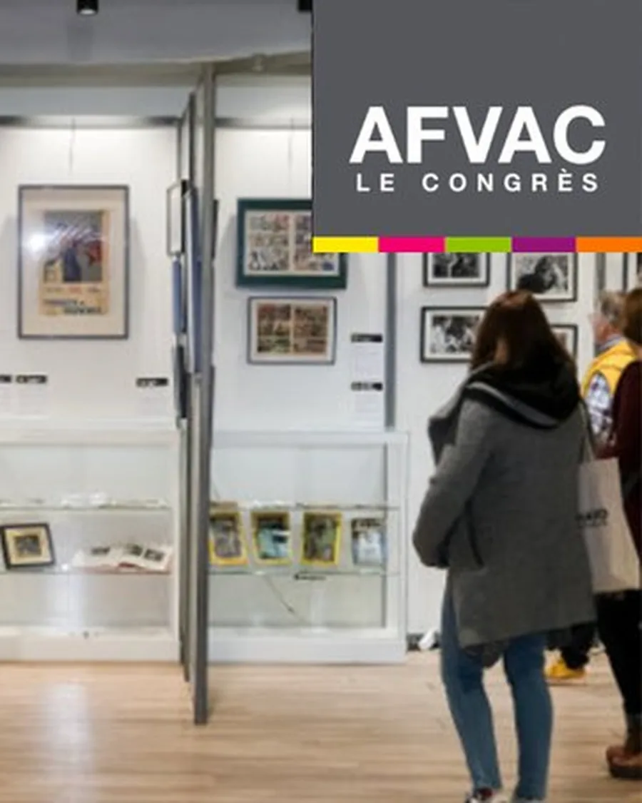 Des visiteurs devant l’exposition du congrès de l’AFVAC, à Lille.